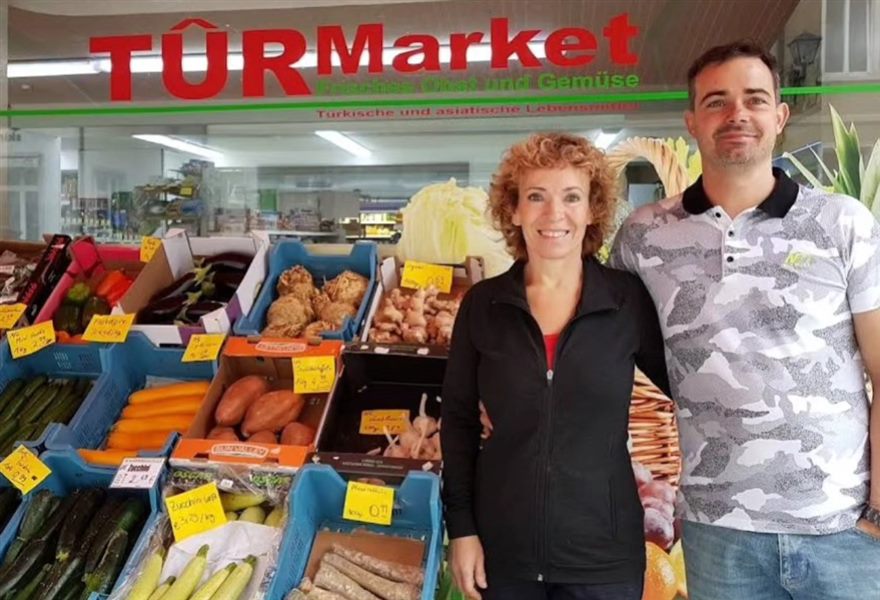Die Gesichter hinter dem Tûr Market, vor dem Obst- und Gemüsestand des Ladens